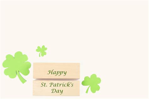 Happy st patrick's day wooden blocks with paper clover leaves - Creative Commons Bilder