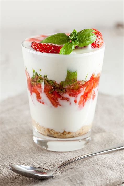 Strawberry yogurt dessert - ohmydish.com