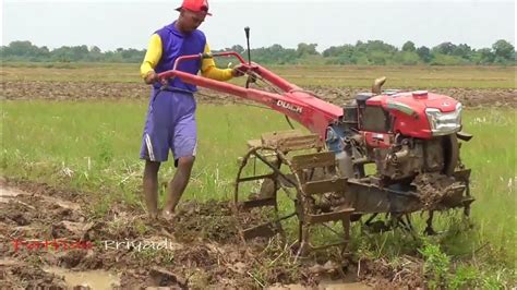 Traktor Tangan Menggunakan Bajak Singkal Hasilnya Tanah Jadi Gembur - Jokinya Terlalu Santai Lur ...