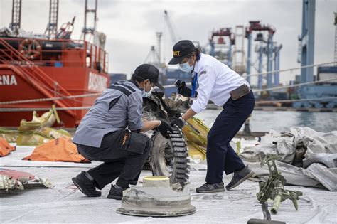 Sriwijaya Air Plane Crash: Indonesia Blames Pilot Complacency for the Accident - Bloomberg