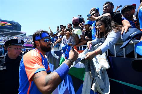 Hardik Pandya obliges autograph-hunters | ESPNcricinfo.com