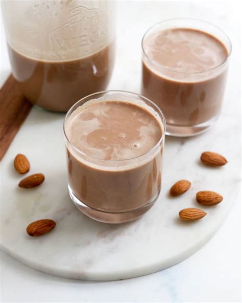 Chocolate Almond Milk - Detoxinista