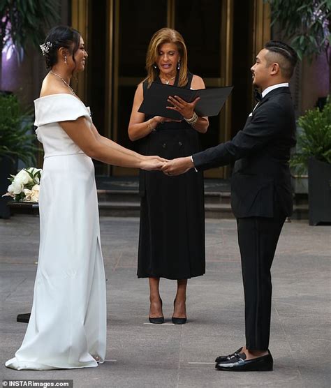 Hoda Kotb officiates two New York nurses' socially distanced wedding ...