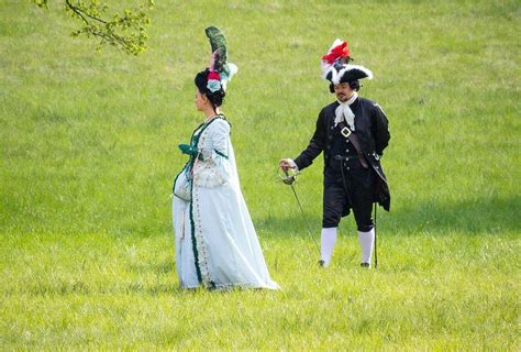 Two people in baroque style outfit in the park - Creative Commons Bilder