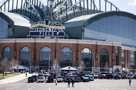 Milwaukee Brewers stadium deal passes committee vote, local ...