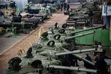 Photos: Ukraine Upgrades Its Battle Armor of T-72 Tanks - Bloomberg