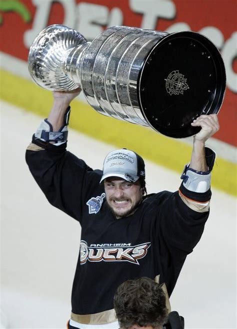 The Great Teemu Selanne Hoists The Stanley Cup in 2007. | Sport hockey ...