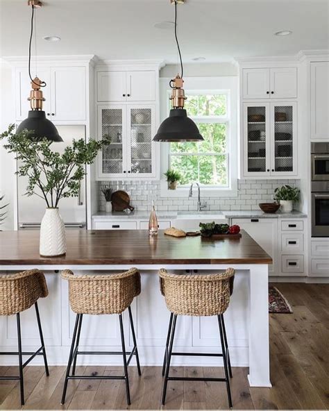 Modern and cozy kitchen #kitchen #modern #whitetilebacksplash Farmhouse ...