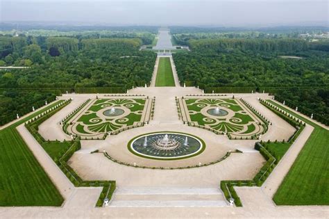 Photo : Vue aérienne des jardins à la française du Château de ...