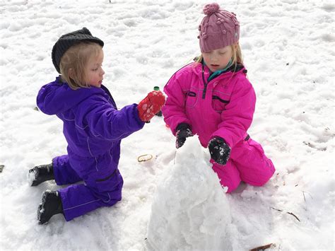 Kids Playing With Snow Find The Ten Differences - HooDoo Wallpaper