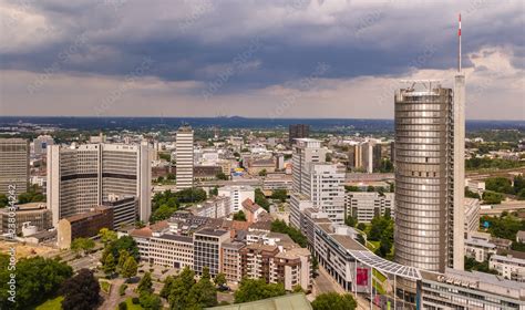 Skyline der Stadt Essen im Ruhrgebiet (Deutschland) Stock Photo | Adobe ...