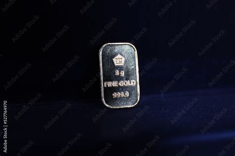 Fine gold bar (goldbar) weighing 3 grams Stock Photo | Adobe Stock