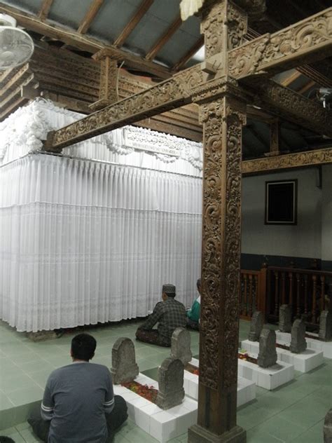 SENI LAMA MELAYU (MALAY OLDEN ART): Makam (Tomb of) Sunan Muria