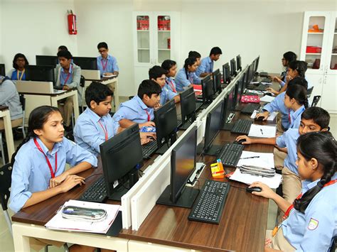 computer-lab-borivali-students - JBCN International School