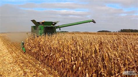 Ohio Harvest 2014: John Deere S680 combine harvesting corn - YouTube