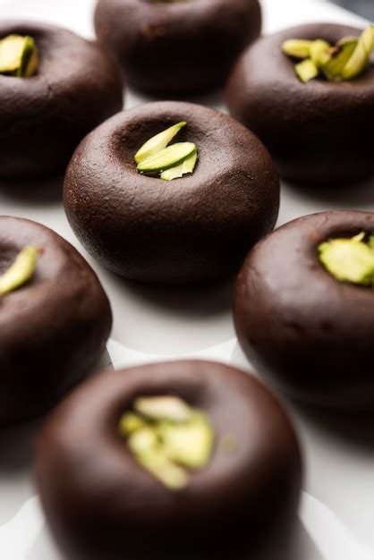 Premium Photo | Chocolate milk peda or pera or pedha made using sweet condensed milk and cocoa ...