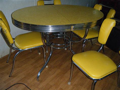 Yellow Formica Table on Vintage Design | Seeur