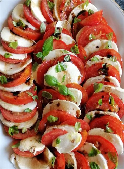 Tomato Mozzarella Basil Salad - Ester kocht