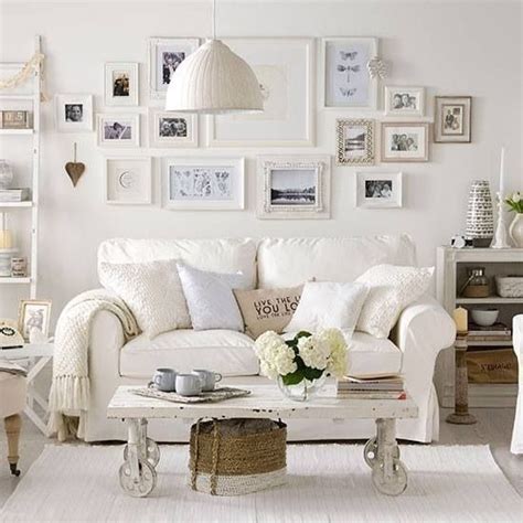 Photo gallery wall, white sofa, plump cushions, painted basket, ladder | Decoracion de salas ...