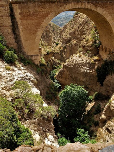 Caminando por Sierras y Calles de Andalucía: Tablate, pueblo y puente (Granada)