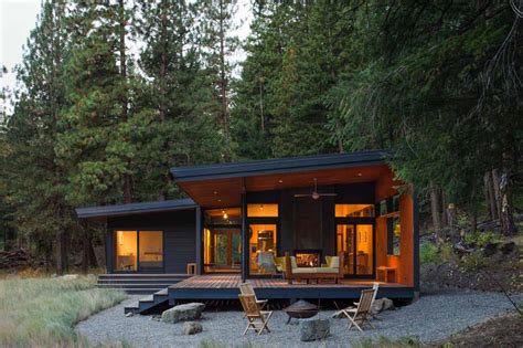 Compact woodsy cabin meets mid-century modern in Methow Valley