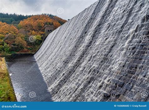 View of Derwent Dam and Reservoir in Overflow Stock Photo - Image of ...