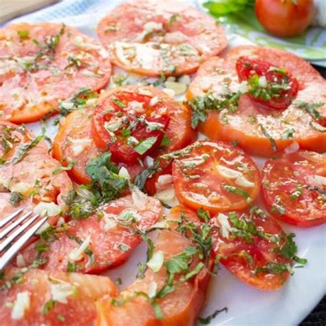 Sliced Tomato Salad with Basil, Garlic and Olive Oil - Sustain My ...