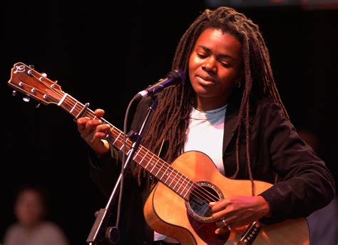 10 Best Tracy Chapman Songs of All Time - Singersroom.com