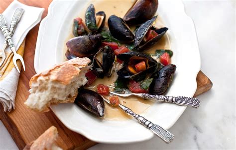 Oven-Roasted Mussels With Fresh Spinach Recipe