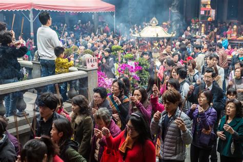 Step Inside Taiwan's Famous Longshan Temple | Smithsonian