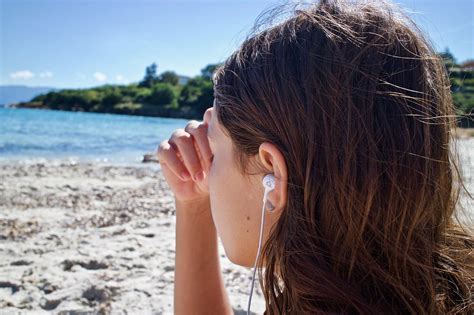 10 Best Earbuds For Small Ears 2020 | Techniblogic