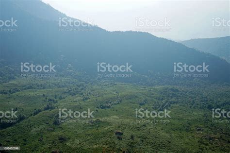 Lanskap Alam Pegunungan Hijau Dengan Langit Biru Mendung Foto Stok ...