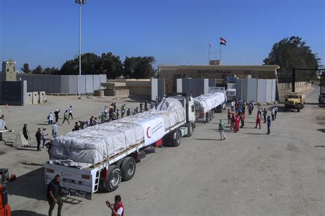 Aid trickles into Gaza through Egypt's border crossing - Los Angeles Times