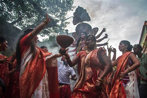 THE DHUNUCHI DANCE IN INDIA | Smithsonian Photo Contest | Smithsonian ...