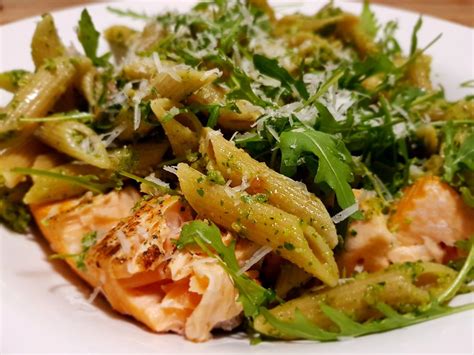 Koolhydraatarm recept – Pasta met zalm en pesto | Recept pasta, Koken courgette, Pastarecepten