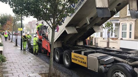 Road resurfacing in London - YouTube