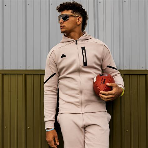 Patrick Mahomes × Oakley - 360 MAGAZINE - GREEN | DESIGN | POP | NEWS