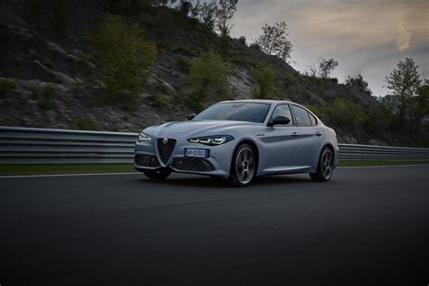 2023 Alfa Romeo Giulia Sportwagon Throws Digital Punch at BMW's 3 Series Touring - autoevolution