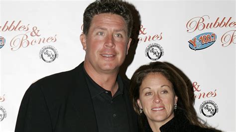 Dan Marino admits to fathering love child with Donna Savattere, paid millions in cover-up - UPI.com