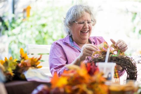 Simple Senior Craft Ideas For Fall | The Arbors Assisted Living