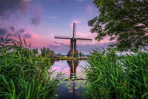 Old dutch windmill at sunset in Kinderdijk, Netherlands | High-Quality ...