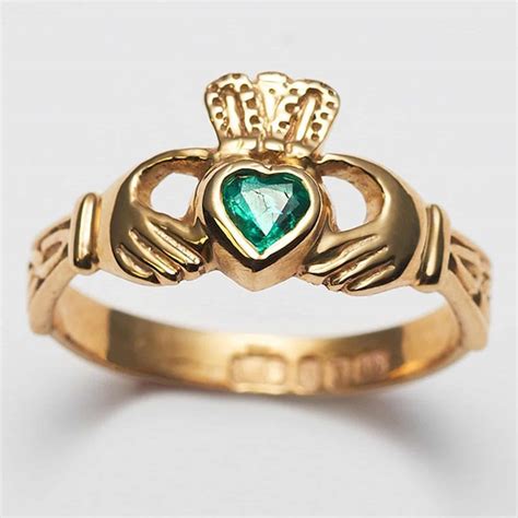 Ladies emerald Claddagh ring – Irish Claddagh Ring