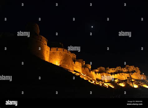 Night view of Jaisalmer Fort, built on Trikuta Hill in Jaisalmer, Rajasthan, India Stock Photo ...