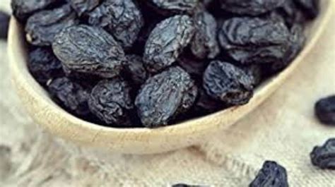 Black Raisins Benefits For Female Fertility-Know at foodnutra.com