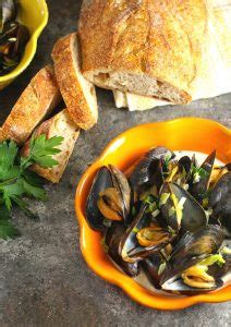 Steamed Mussels with Cream Sauce and Leeks - A Dish of Daily Life