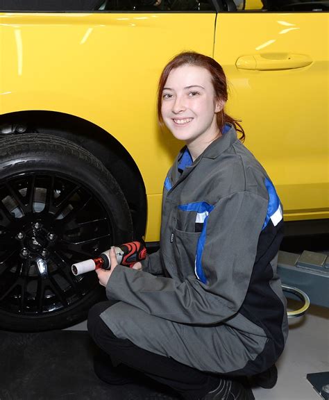 Ford UK Dealers Looking to Add 1,000 New Technicians - The News Wheel