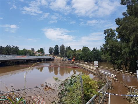 Windsor Bridge (Hawkesbury River Bridge, Windsor) flood clean-up begins ...