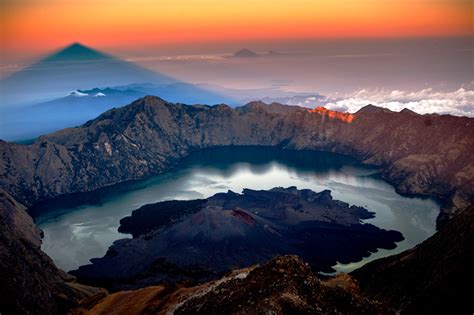 Pemandangan surga di atas gunung Gunung Rinjani - TOURISM INDONESIA