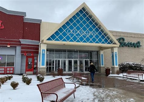 Mall Security Guard Dragged By Car After Suspects Take Big Carrot - ButlerRadio.com - Butler, PA