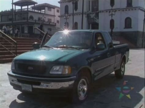 IMCDb.org: 1997 Ford Lobo Cabina Media [PN96] in "La lobo del año, 1999"